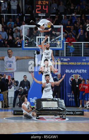 Die Dunking Teufel während der Halbzeitpause der Italia v Litauen, FIBA Basketball WM 2019 Europäische Qualifier, Gruppe J, Spiel-Tag 09. Stockfoto