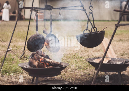 Viking Essen kochen auf einer Replik historischen Lagerfeuer in Gudvangen Wikingermarkt Norwegen. Stockfoto