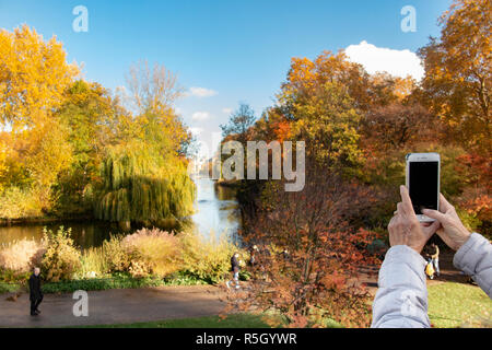 Genießen Sie die herbstliche Sonne in St. James Park Stockfoto