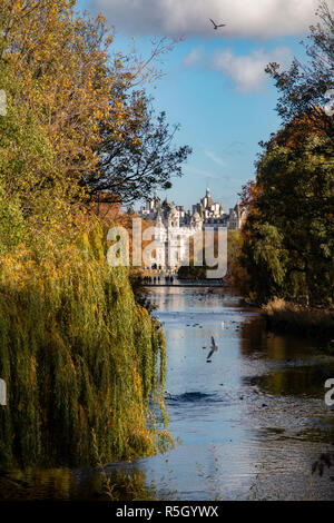 Genießen Sie die herbstliche Sonne in St. James Park Stockfoto