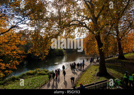 Genießen Sie die herbstliche Sonne in St. James Park Stockfoto