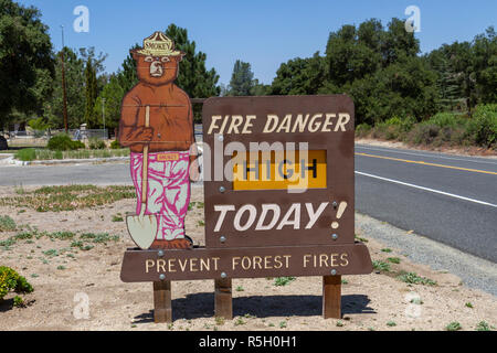 Ein Smokey Bär Brandschutz Schild nach 'High' in Kalifornien, USA. Stockfoto