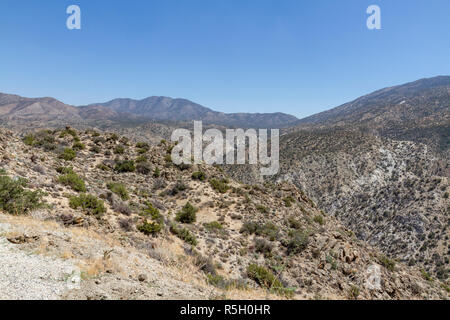 Blick von Kiefern zu Palms Hwy (Scenic Highway 74) in Richtung Martinez Berg, Santa Rosa und San Jacinto Mountains National Monument, Kalifornien, USA. Stockfoto