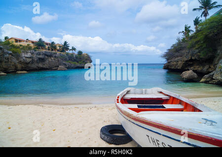 Weiße Boot auf Playa Lagun auf Curacao an einem sonnigen Tag Stockfoto