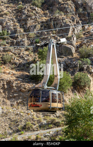 Palm Springs Aerial Tramway Straßenbahn am unteren Bahnhof ankommen, Palm Springs, Kalifornien, USA. Stockfoto