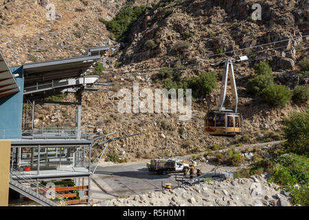 Palm Springs Aerial Tramway Straßenbahn am unteren Bahnhof ankommen, Palm Springs, Kalifornien, USA. Stockfoto