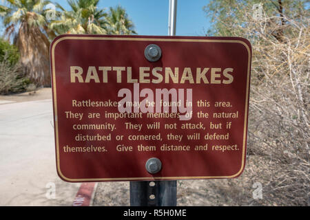 Anmelden Warnung vor Klapperschlangen, Santa Rosa und San Jacinto Mountains National Monument, das Besucherzentrum, Palm Desert, CA, USA. Stockfoto