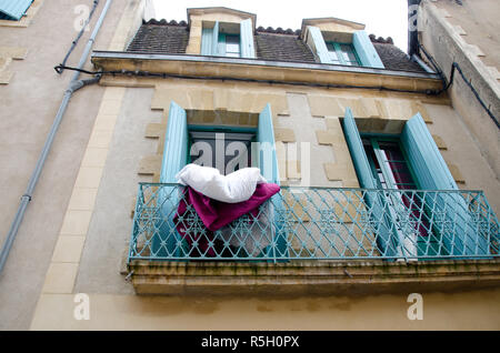 Lüften das Bettzeug auf einem Balkon in Frankreich Stockfoto