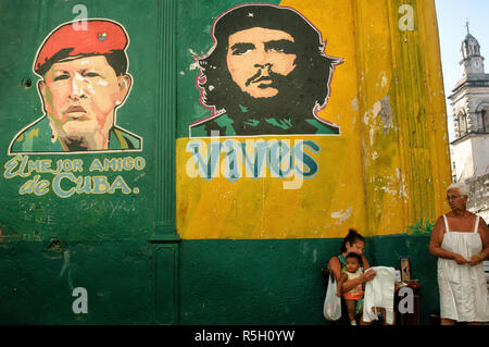 Wall Art von Che Guevara und Hugo Chavez auf den Straßen von Havanna, Kuba. Stockfoto