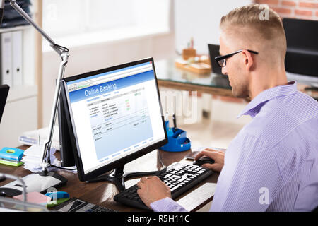 Unternehmer tun Online Banking in Office Stockfoto