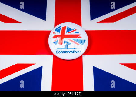 London, Großbritannien, 18. November 2018: eine konservative Partei pin Badge über die britische Flagge. Stockfoto