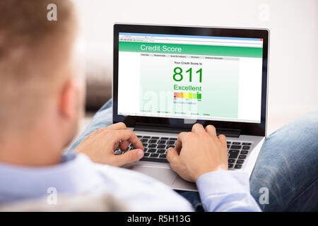 Geschäftsfrau Kontrolle Online Credit Score Stockfoto