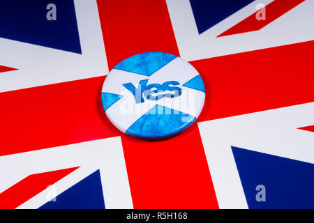 London, Großbritannien, 18. November 2018: Eine pin Badge porträtiert die schottische Flagge und ein Ja für die schottische Unabhängigkeit Volksabstimmung, dargestellt über ein IM VEREINIGTEN KÖNIGREICH Stockfoto