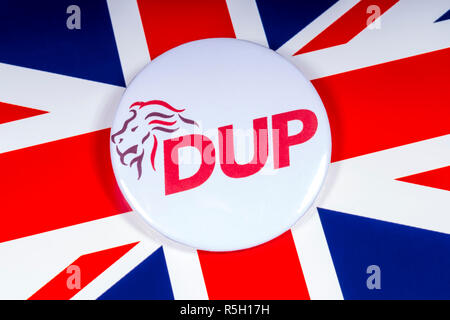 London, Großbritannien - 15 November 2018: A Democratic Unionist Party pin Badge, dargestellt über die britische Flagge. Stockfoto