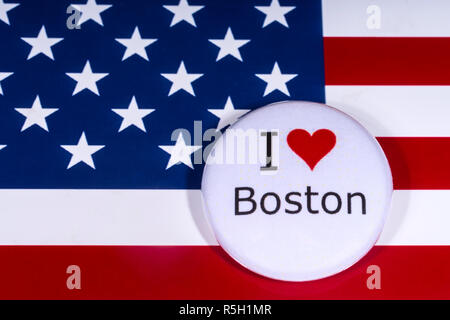 London, Großbritannien - 15 November 2018: Ein ich liebe Boston pin Badge, dargestellt über die Flagge der Vereinigten Staaten von Amerika. Stockfoto