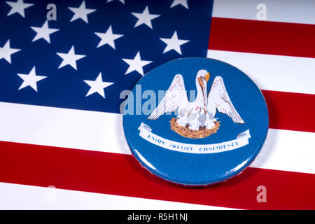 London, Großbritannien - 15 November 2018: ein Abzeichen, das Emblem der Staat Louisiana, dargestellt in den Vereinigten Staaten von Amerika Flagge. Stockfoto