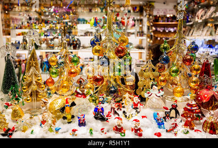 Buntes Glas Christbaumschmuck in Schaufenster in Venedig, Italien am 26. November 2018 Stockfoto