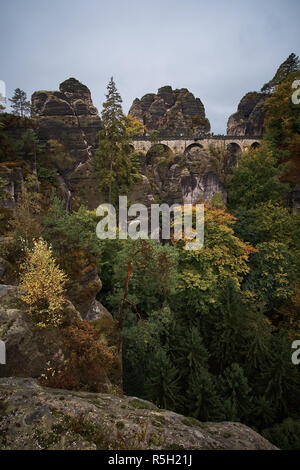 Steinerne Brücke Bastei in der Sächsischen Schweiz mit dem regnerischen Nebel über der Elbe, Nationalpark Sächsische Schweiz. Stockfoto