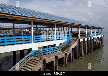 Bagan Sungai Lima Insel, Malaysia - 30. Dezember 2017: Der Steg von Kampung Bagan Sungai Lima, eine authentische chinesische Fischerdorf, Malaysia. - Stockfoto