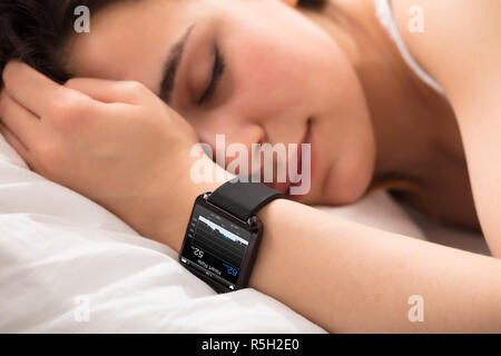 Herzschlag Monitor auf Smart Watch Stockfoto