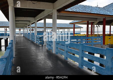 Der Steg von Kampung Bagan Sungai Lima, eine authentische chinesische Fischerdorf, Malaysia. - Kampung Bagan Sungai Lima ist auf der fünften Fluss Stockfoto