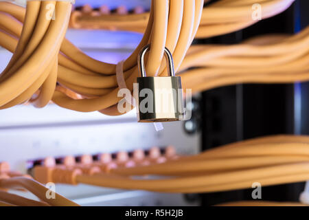 Vorhängeschloss angebracht zu Netzwerkkabel im Serverraum Stockfoto