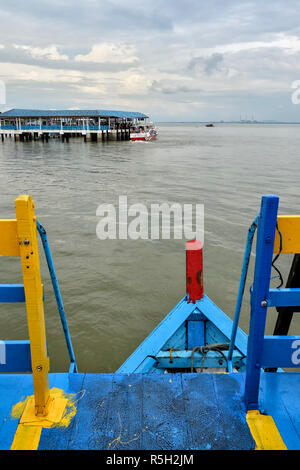 Bagan Sungai Lima Insel, Malaysia - 30. Dezember 2017: Der Steg von Kampung Bagan Sungai Lima, eine authentische chinesische Fischerdorf, Malaysia. - Stockfoto