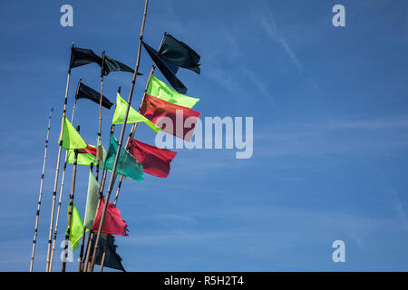 Angeln bunte Bojen Flaggen im Hafen Stockfoto