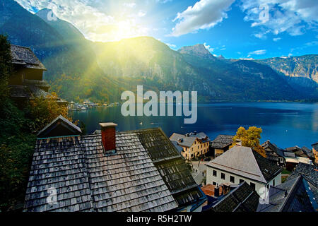 Landschaftlich schöne Sonnenuntergang über der österreichischen Alpen. Hallstatt Mountain Village bei Alpen See. Sonnigen Tag Seeblick auf Hallstatt Alpen Berge. Lage: Resort Stockfoto