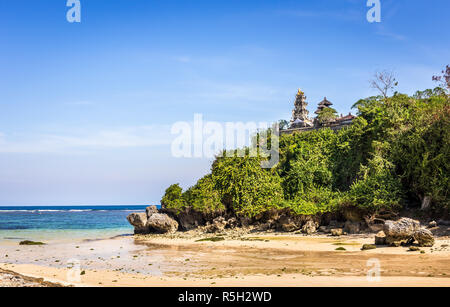 Traditionelle Pura Tempel auf einem Felsen in Geger Beach auf der Insel Bali, Indonesien Stockfoto