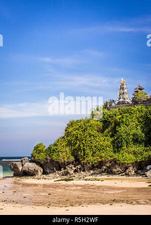 Traditionelle Pura Tempel auf einem Felsen in Geger Beach auf der Insel Bali, Indonesien Stockfoto