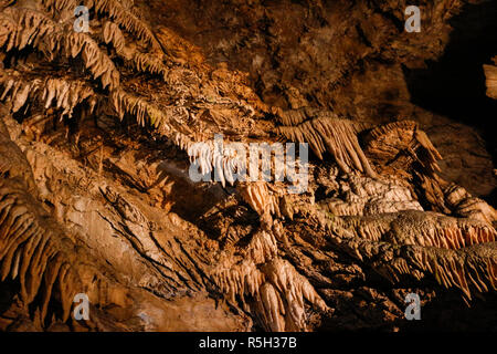 Karbonat betone in Corchia Höhle Stockfoto