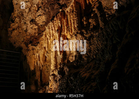 Karbonat betone in Corchia Höhle Stockfoto