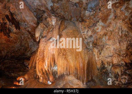 Karbonat betone in Corchia Höhle Stockfoto