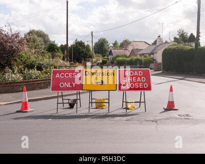 Straßenarbeiten Straße nur Gesperrt Zeichen und Leitkegel Rufumleitung zugreifen Stockfoto