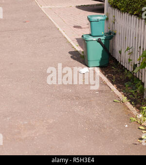 Zwei grüne Abfälle Lebensmittel recycling Boxen auf vorderen Pfad Stockfoto