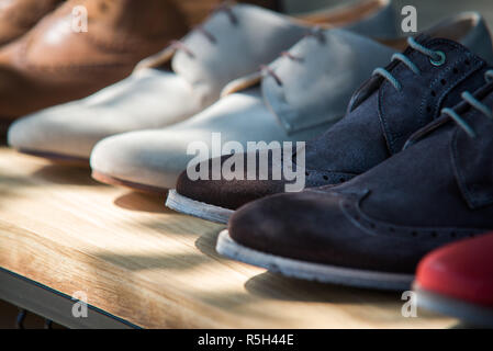 Bis auf Leder Schuhe in der Zeile in der Nähe Stockfoto