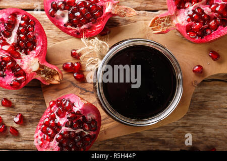 Die Aserbaidschanische narsharab Würze durch Verdickung Granatapfelsaft close-up auf dem Tisch. Horizontal oben Ansicht von oben Stockfoto