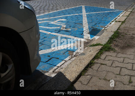 Clsoe auf Auto der behinderten Parkplatz geparkt Stockfoto