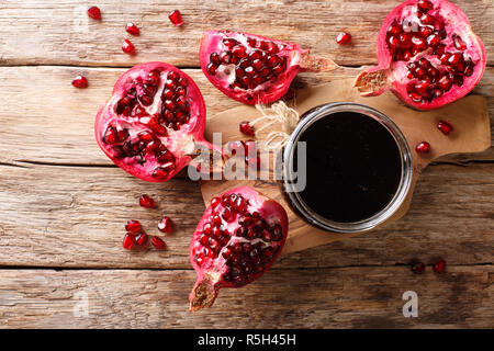 Köstlich würzigen Granatapfel Sauce mit Gewürzen narsharab zum Würzen Fleischgerichte close-up auf dem Tisch. horizontal oben Ansicht von oben Stockfoto