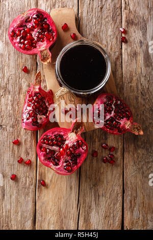 Köstlich würzigen Granatapfel Sauce mit Gewürzen narsharab zum Würzen Fleischgerichte close-up auf den Tisch. Vertikal oben Ansicht von oben Stockfoto