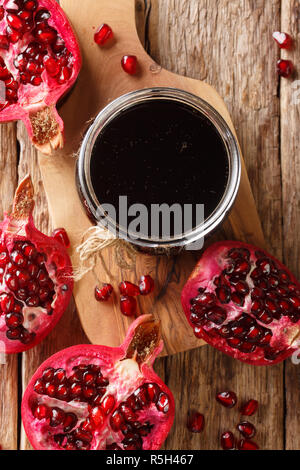 Die Aserbaidschanische narsharab Würze durch Verdickung Granatapfelsaft close-up auf dem Tisch. Vertikal oben Ansicht von oben Stockfoto