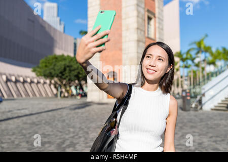 Frau unter selfie in Hongkong mit Clock Tower Stockfoto