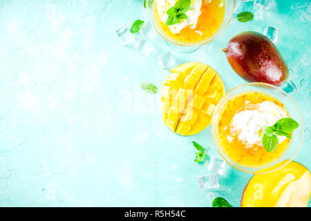 Tropische mango floating Margarita Cocktails mit Kokos Eiscreme, hellblauer Hintergrund Kopie Raum Stockfoto