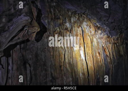 Felsformationen von grauen Kalkstein mit speleogens und rötlich Tropfsteine der beginnenden Stalaktiten in St. Paul's Underground River Cave. Puerto Princes Stockfoto