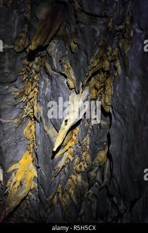 Felsformationen von grauen Kalkstein mit speleogens und rötlich Tropfsteine der beginnenden Stalaktiten in St. Paul's Underground River Cave. Puerto Princes Stockfoto