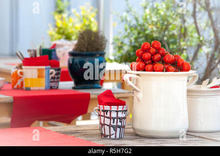 Serviertisch des Sommers Cafe - Restaurant in der Stadt. Stockfoto