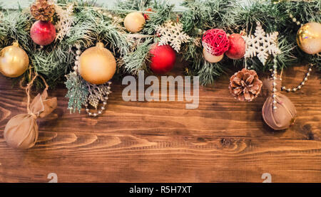 Neues Jahr Zusammensetzung der farbigen Kugeln, Schneeflocke auf einer hölzernen Textur Hintergrund. Weihnachten Fotos im rustikalen Stil mit einem Platz für den Test. Stockfoto