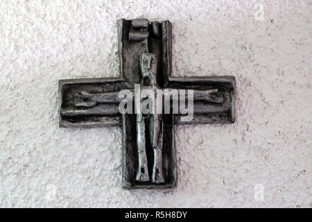 Der Kreuzweg von Maria Munz-Natterer in der Erscheinung des Herrn Blumenau Kirche in München, Deutschland Stockfoto