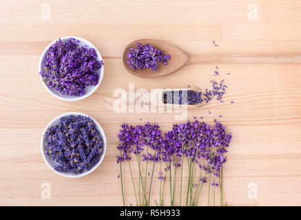 Porzellan Schüsseln mit getrocknete und frische Lavendelblüten und Blumenstrauß mit Lavendel Stockfoto